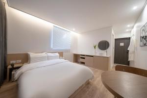 Un pat sau paturi într-o cameră la Aank Hotel Daejeon Yuseong 2nd