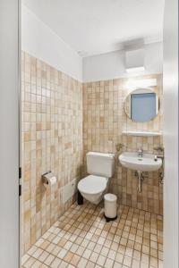 y baño con aseo y lavamanos. en Beautiful Boutique Apartment DRAHTZUG16, en Zúrich