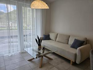 a living room with a couch and a glass table at Moselblick II ad Reichsburg Parkplatz 100m Marktplatz in Cochem