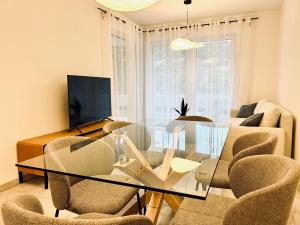 a living room with a glass table and chairs at Moselblick II ad Reichsburg Parkplatz 100m Marktplatz in Cochem