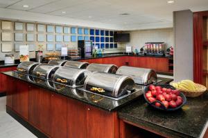 una cucina con bancone e un mucchio di cibo di Residence Inn by Marriott New York Manhattan/Times Square a New York