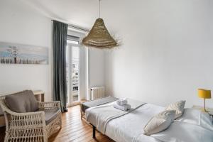 1 dormitorio con 1 cama, 1 silla y 1 ventana en Villa Sainte Geneviève, en Saint-Malo