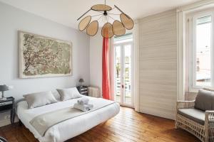 1 dormitorio con cama blanca y ventana grande en Villa Sainte Geneviève, en Saint-Malo