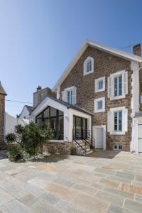 Casa de piedra grande con entrada de piedra en Villa Sainte Geneviève, en Saint-Malo