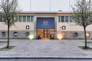 un bâtiment avec un panneau à l'avant dans l'établissement Hotel da Música, à Porto