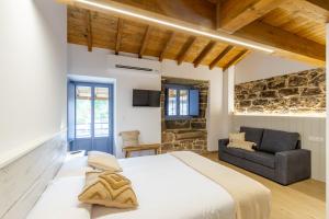 Tempat tidur dalam kamar di Alojamiento Turístico Caxide Parada de Sil Ribeira Sacra