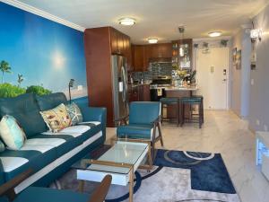 מטבח או מטבחון ב-Amazing waikiki Beach condo 2Bed2Bath+free Parking