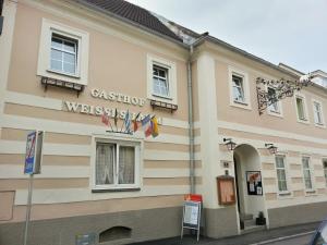 ein Gebäude mit einem Schild an der Seite in der Unterkunft Pension Weisses Lamm in Melk