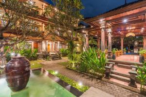 an exterior view of a house with a courtyard at Suka Beach Inn in Kuta