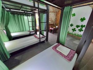 Giường trong phòng chung tại Calm House 2 HOSTEL