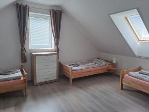 duas camas num quarto com duas janelas em Apartmány U Zámečku em Hlohovec