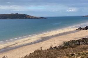 vista su una spiaggia con oceano di Gairloch Sands Youth Hostel a Gairloch