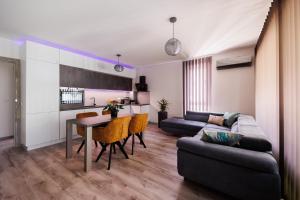 Uma área de estar em Villa Bauhaus Wellness Apartman 105