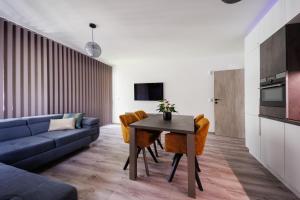 Uma TV ou centro de entretenimento em Villa Bauhaus Wellness Apartman 105