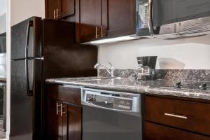 Una cocina o kitchenette en TownePlace Suites by Marriott Seguin