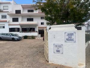 a sign on a wall in front of a building at Nossa Casa - 2 Bedroom Apartment in Alvor in Alvor