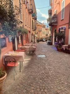 um beco com mesas e cadeiras numa rua de calçada em Appartamento Mia. Centro storico em Luino