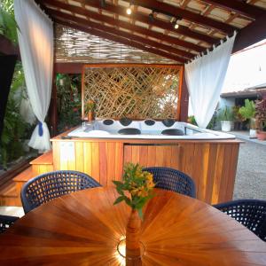 - une table en bois avec une baignoire dans l'arrière-cour dans l'établissement Pousada do Bispo, à Cabo Frio