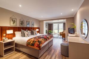 A bed or beds in a room at Borrowdale Gates Hotel