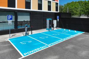 una pista de tenis en un aparcamiento junto a un edificio en Star Inn Porto, en Oporto