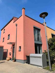 El edificio en el que está la habitación en casa particular