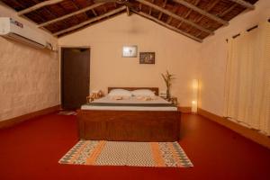 MolemNature's Nest Eco Resort Goa, Near Dudhsagar Waterfalls的卧室配有一张床