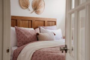 Cama ou camas em um quarto em The Dainty Petunia