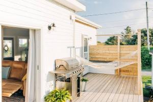 een hangmat op de veranda van een huis bij Seahorse Cottage in Indian Harbour