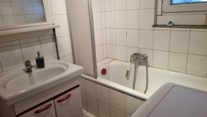 Un baño de Schöne 2-Zimmer Ferienwohnung