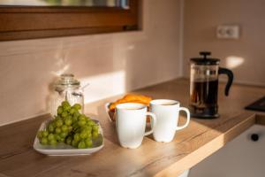 Coffee and tea making facilities at TaaliHomes Metsamajake - kadakasaun hinnas