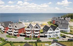 - une vue aérienne sur une plage avec des maisons et l'océan dans l'établissement Cozy Apartment In Rechlin With House Sea View, à Rechlin