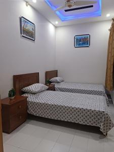 Una cama o camas en una habitación de Islamabad Comfort Home