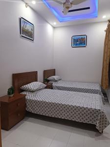 Una cama o camas en una habitación de Islamabad Comfort Home