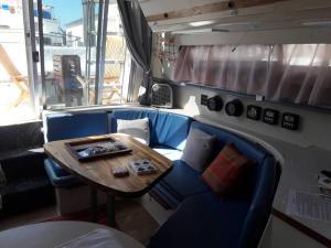 une salle à manger avec une table et des chaises bleues dans l'établissement Yacht Stay Providence Marina, à Providence