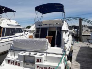 un bateau blanc est amarré à un quai dans l'établissement Yacht Stay Providence Marina, à Providence