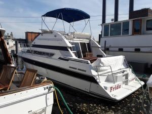 un bateau blanc est amarré à un quai dans l'établissement Yacht Stay Providence Marina, à Providence