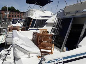 - un bateau avec 2 chaises et un parasol dans l'établissement Yacht Stay Providence Marina, à Providence