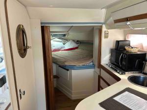 Cette petite chambre comprend un lit et un lavabo. dans l'établissement Yacht Stay Providence Marina, à Providence