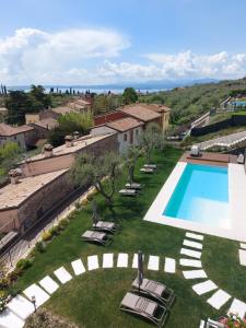 - une vue extérieure sur une villa avec une piscine dans l'établissement Il cantuccio sul Garda - Relais di charme, à Cavaion Veronese