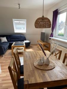 een woonkamer met een houten tafel en een bank bij Ferienwohnung Friedrich Dorfmark in Bad Fallingbostel