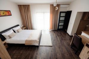 Tempat tidur dalam kamar di Aparthotel Punct pe i