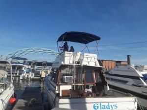 Gambar di galeri bagi Waterfront 32' Bayliner Yacht di Providence