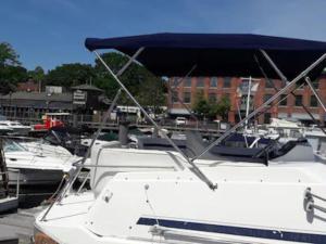 Gambar di galeri bagi Waterfront 32' Bayliner Yacht di Providence