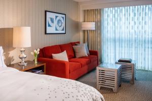 Гостиная зона в Renaissance Newark Airport Hotel