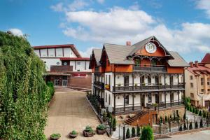 un edificio con un reloj encima en Hotel Boutique Refael, en Truskavets