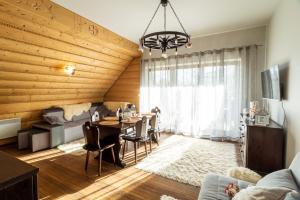 A seating area at Mountain Apartments Szymoszkowa SPA Residence