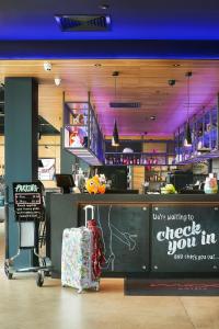 Moxy Edinburgh Airport酒吧或休息區