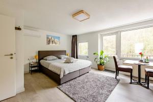 una camera con letto, scrivania e tavolo di Logement viphouse Valkenburg a Valkenburg