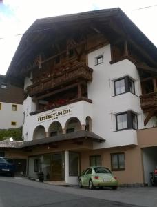 budynek z samochodem zaparkowanym przed nim w obiekcie Hotel Felsenstüberl w Solden