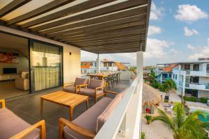 balkon z meblami i widokiem na ocean w obiekcie Resort Bonaire w mieście Kralendijk